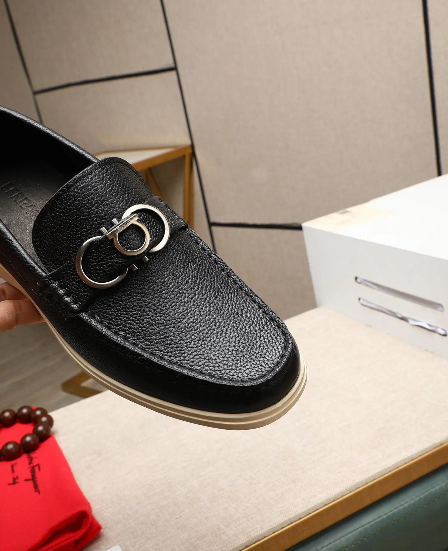 Men's shoes 💰580 📛📛(water-dyed cow lining) Salvatore Ferragamo high-end (Salvatore Ferragamo) is the top international luxury footwear brand. It comes from the fashion kingdom of Italy. It is famous all over the world for its traditional handmade design and novel styles... 🚶🏻🚶🏻New suit shoes are available simultaneously at the counter. This style is purely handmade. The fabric is imported Italian calfskin➕Soft water-dyed cowhide lining. Original authentic outsole🌀🌀Size: 38➖44 (45 46 customized)